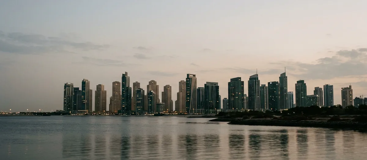 Vue d'illustration de tours résidentielles à Dubaï en fin de journée